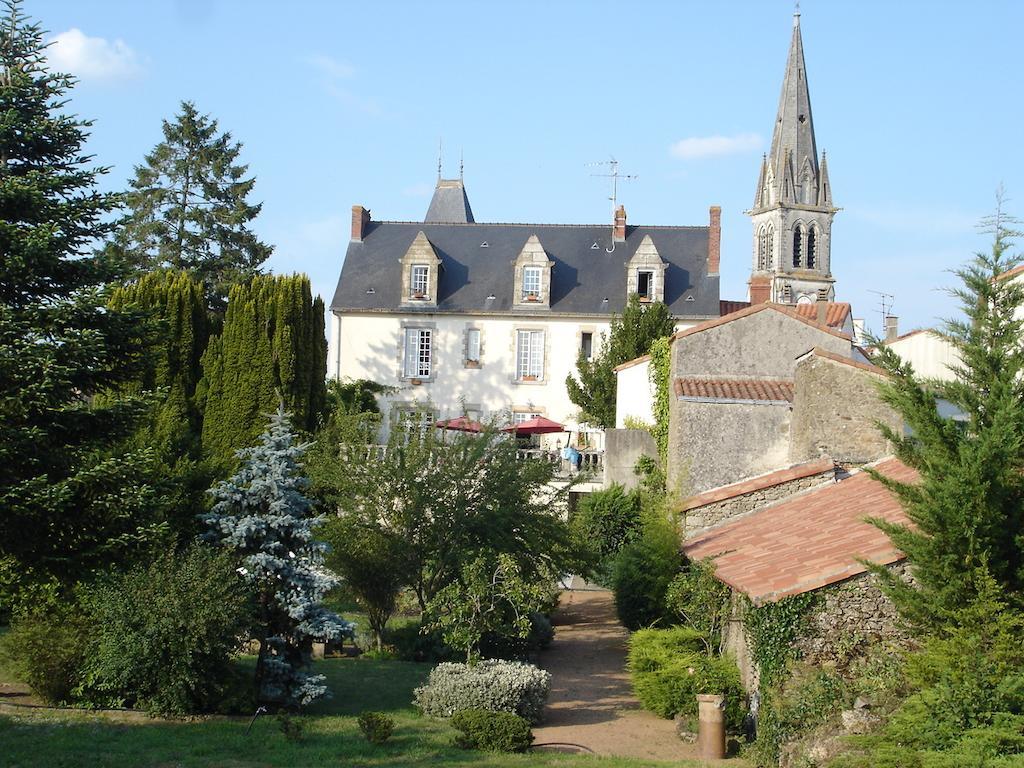 Le Petit Chateau - Tiffauges Proche Puy Dufou Bagian luar foto