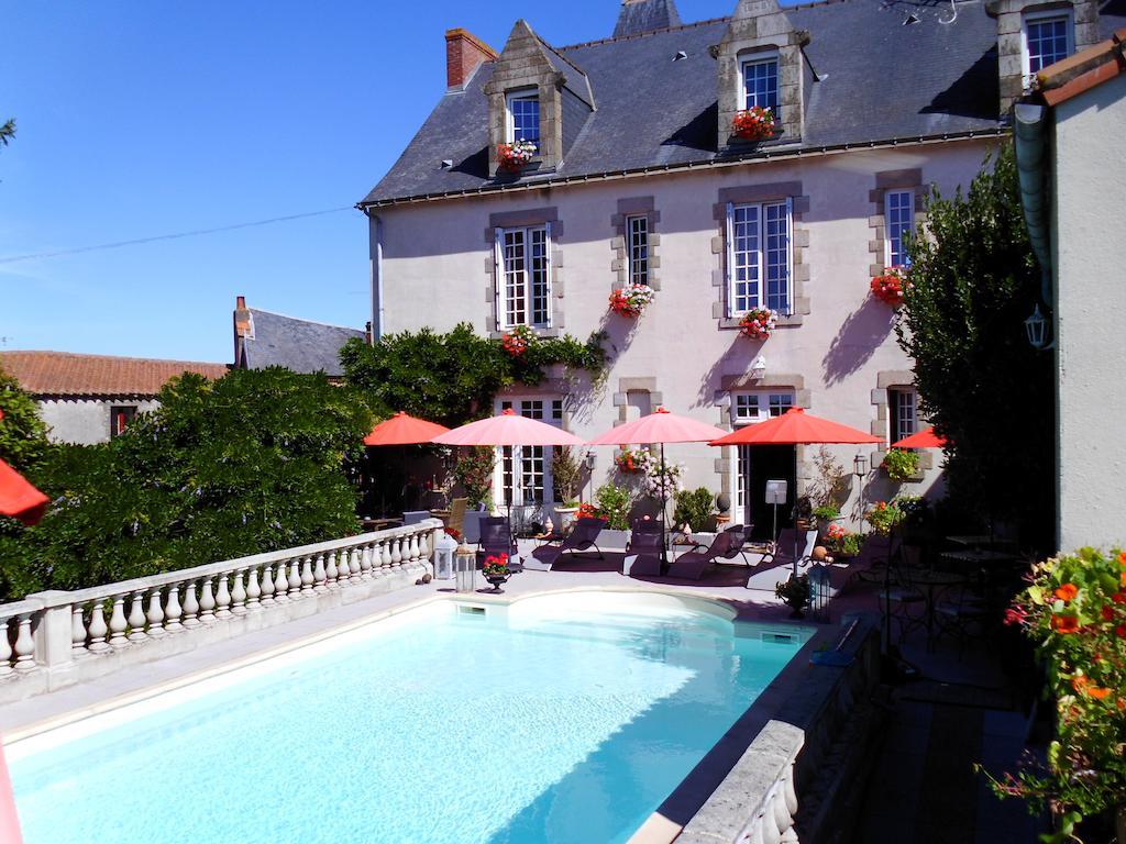 Le Petit Chateau - Tiffauges Proche Puy Dufou Bagian luar foto